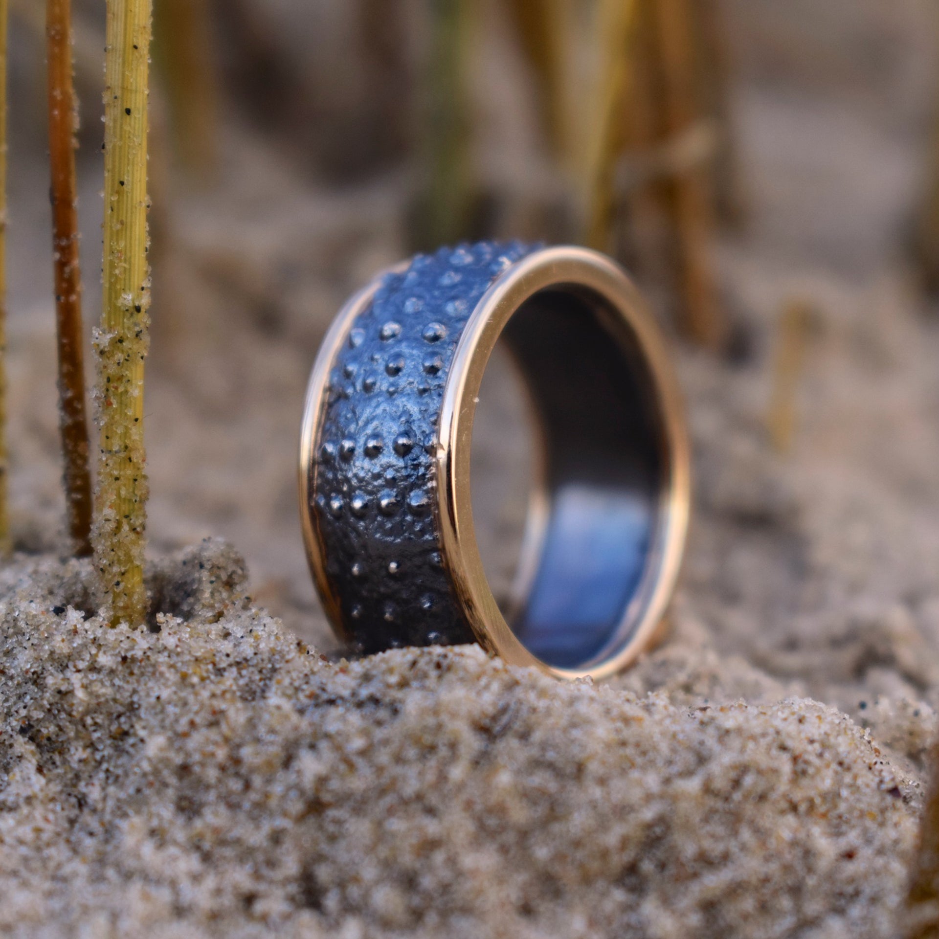 Søpindsvin ring i oxyderet sterlingsølv med 14 karat rødguldkant