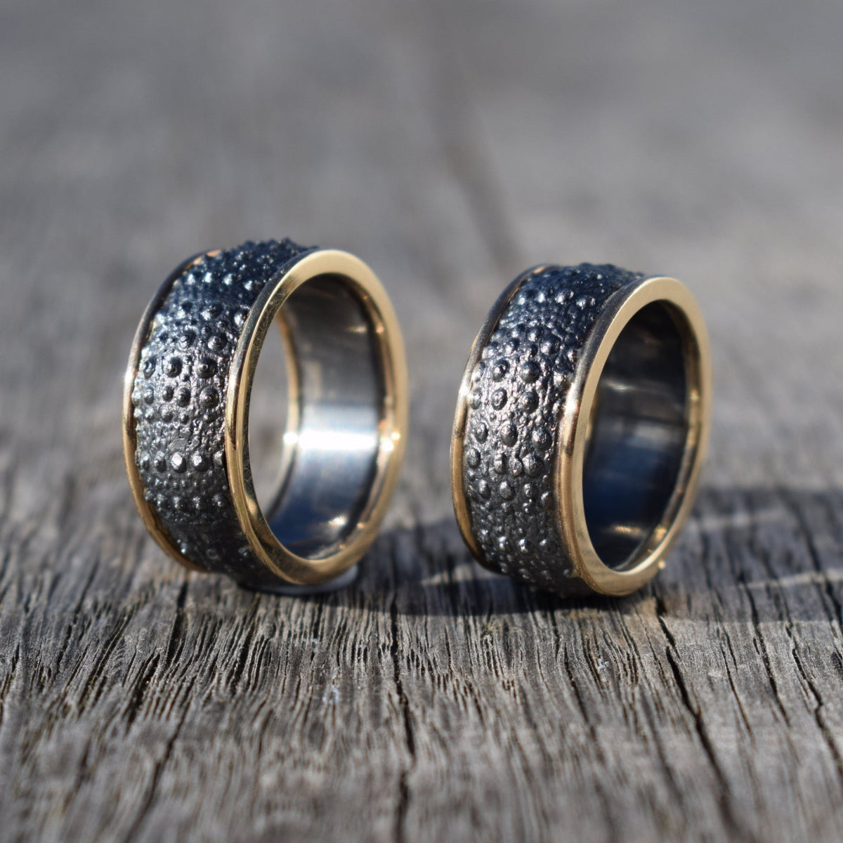 Søpindsvin ring i oxyderet sterlingsølv med 14 karat rødguldkant