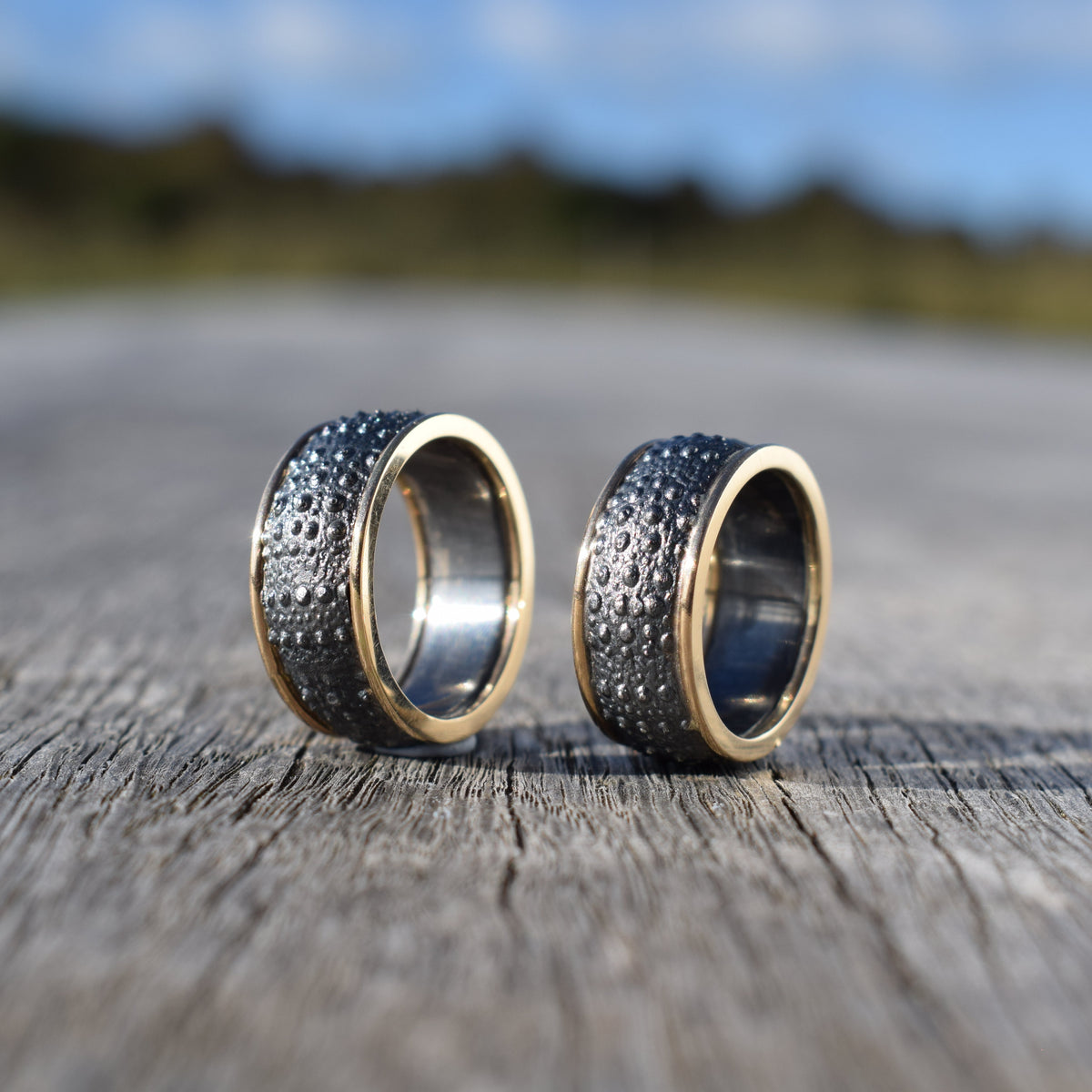 Søpindsvin ring i oxyderet sterlingsølv med 14 karat rødguldkant